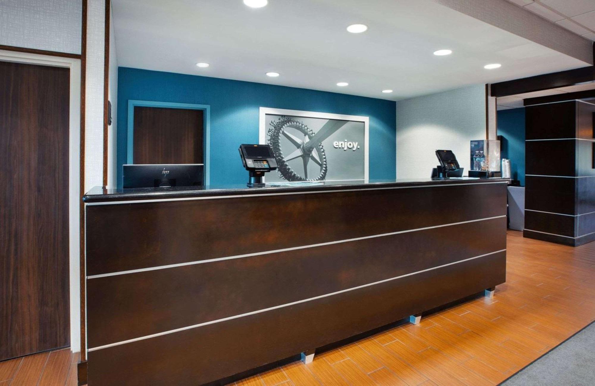 Hampton Cincinnati Northwest 3*